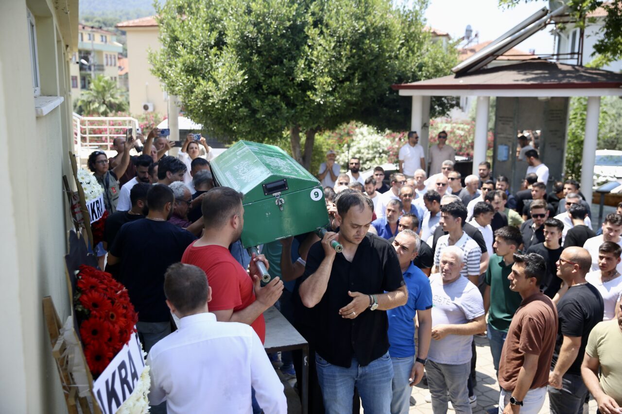 MUĞLA (AA) – Muğla'nın Seydikemer ilçesindeki kanyonda başına taş düşmesi