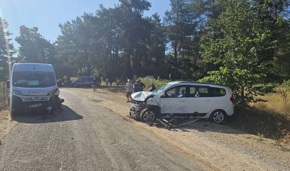 MUĞLA (AA) – Muğla'nın Ula ilçesinde servis minibüsü ile otomobilin