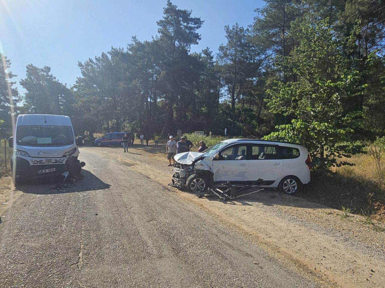 MUĞLA (AA) – Muğla'nın Ula ilçesinde servis minibüsü ile otomobilin