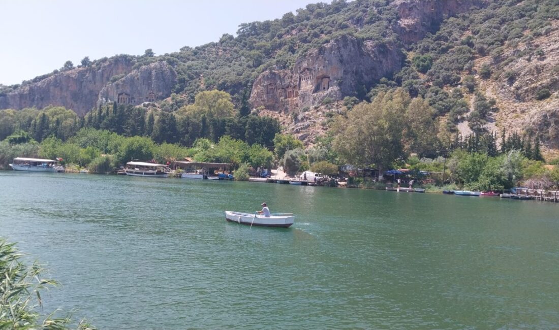MUĞLA (AA) – Muğla'daki Dalyan Kanalı'nda 500 tur teknesinden yarısının