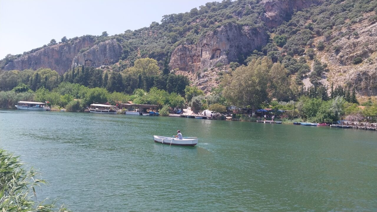 MUĞLA (AA) – Muğla'daki Dalyan Kanalı'nda 500 tur teknesinden yarısının