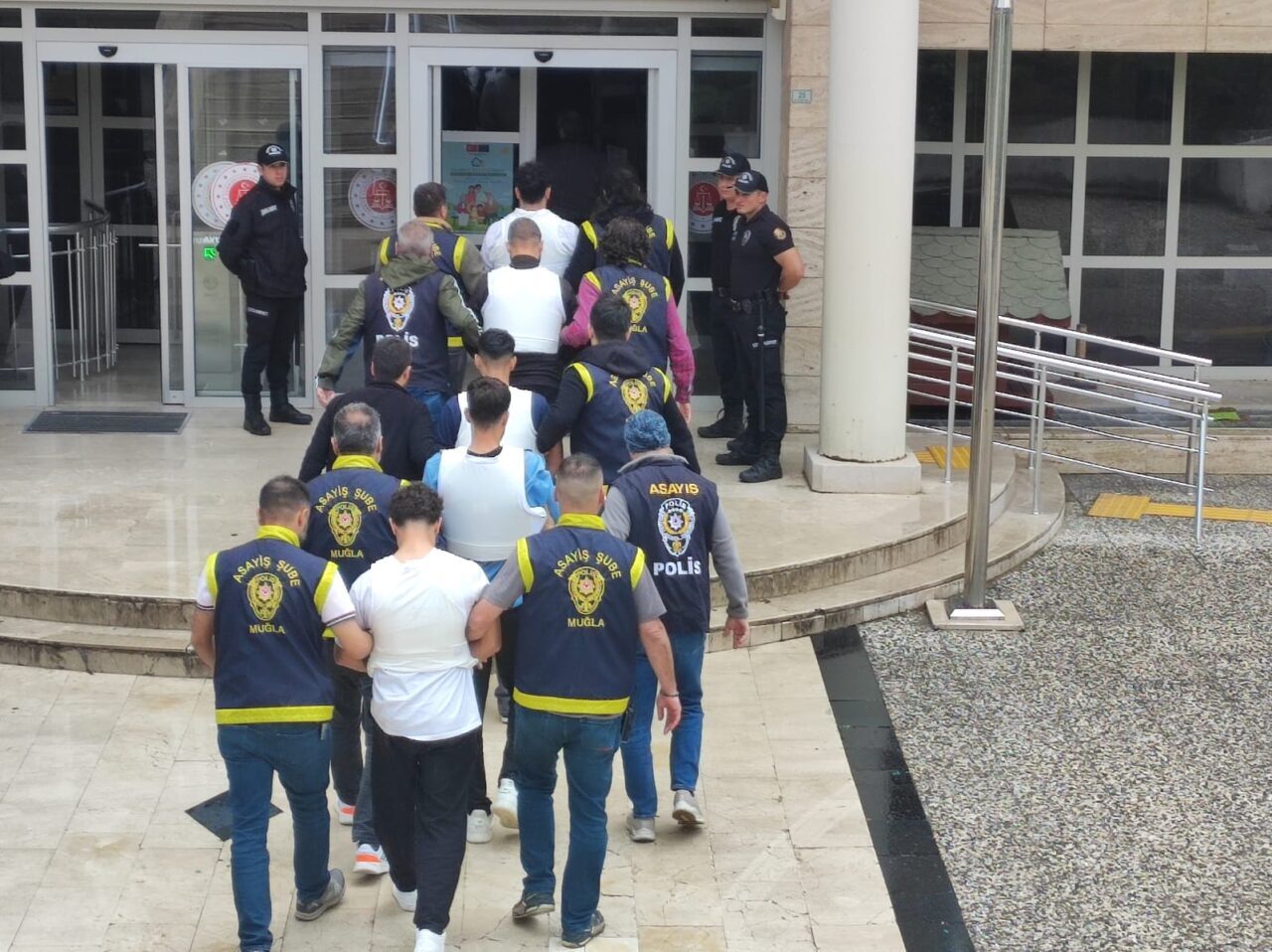 MUĞLA (AA) – Muğla'nın Menteşe ilçesinde bir kişinin yaralandığı silahlı