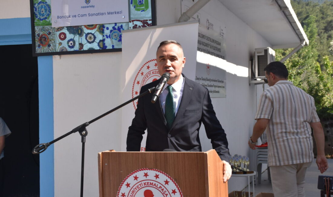 İZMİR (AA) – Geleneksel nazar boncuğu yapımı ile tanınan İzmir'in