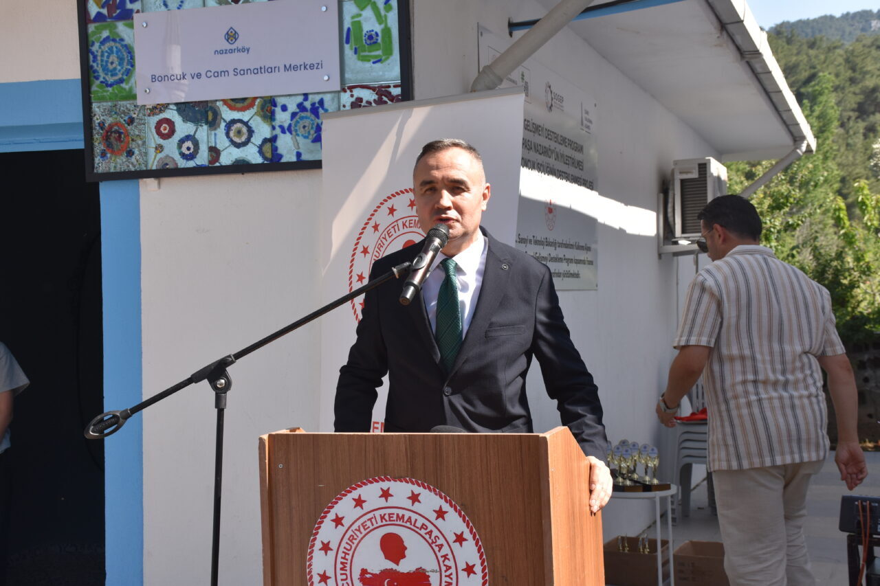 İZMİR (AA) – Geleneksel nazar boncuğu yapımı ile tanınan İzmir'in