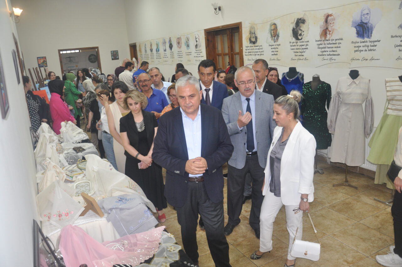 İZMİR (AA) – İzmir'in Ödemiş ilçesinde halk eğitim merkezi kursiyerlerince