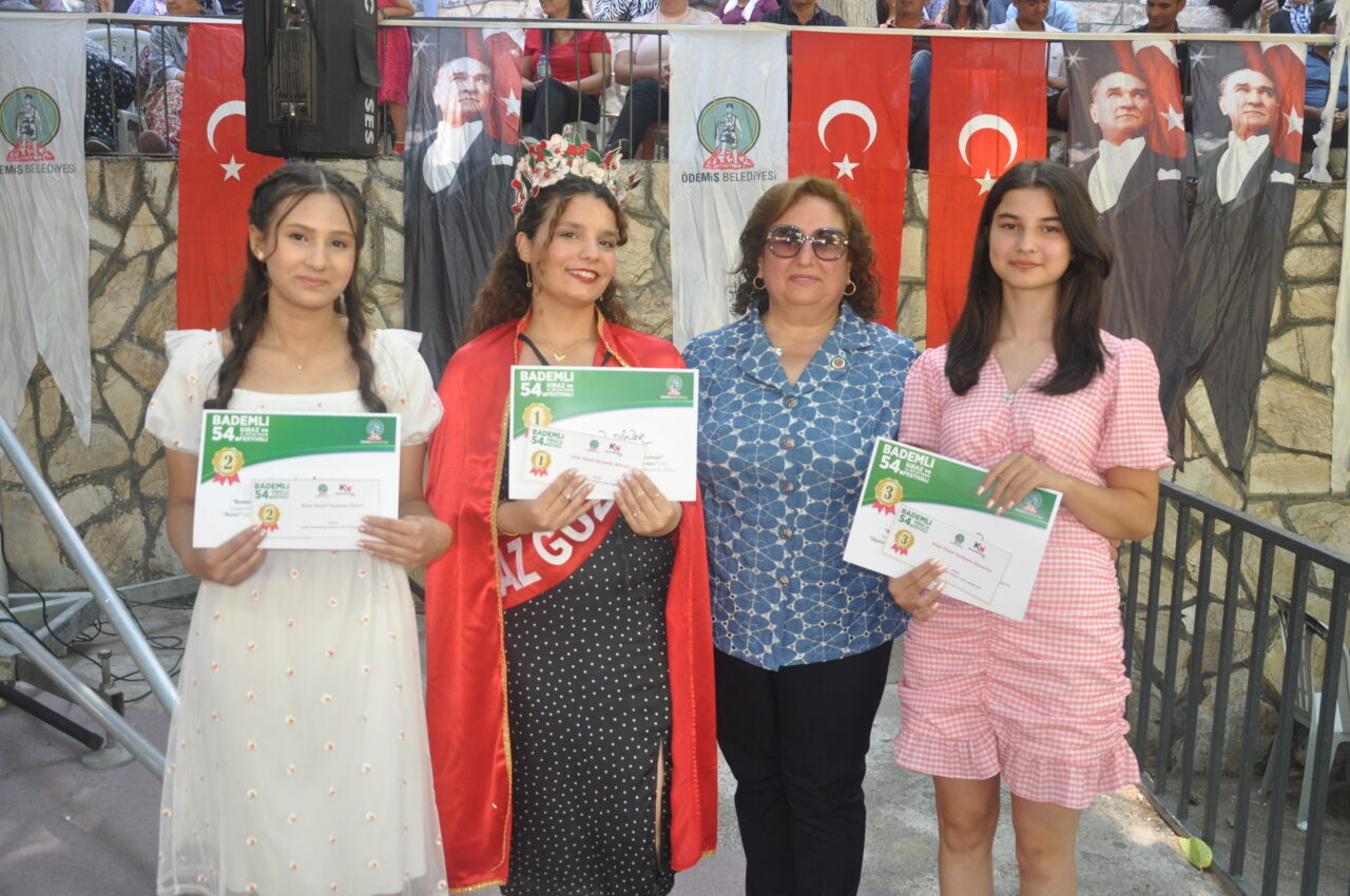 İZMİR (AA) – Ödemiş'in Bademli Mahallesi'nde, 54. Kiraz ve 21.