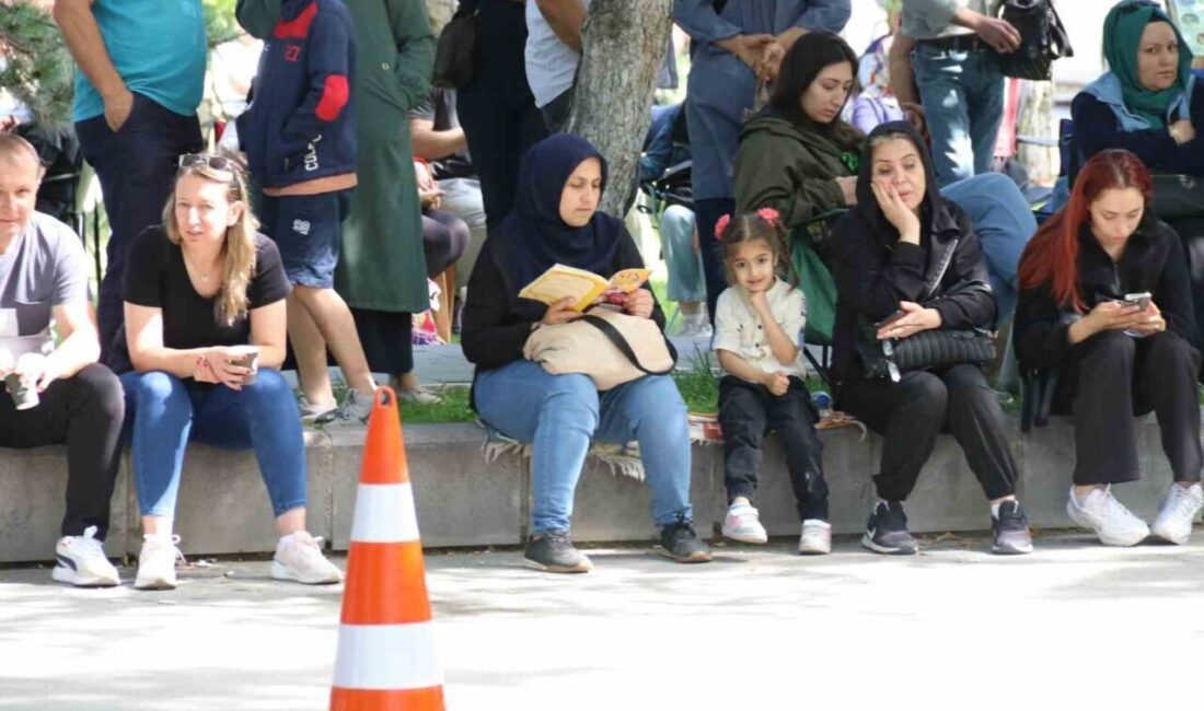 Eskişehir’de veliler Yükseköğretim Kurumları Sınavı’nın (YKS) ikinci oturumu olan Alan