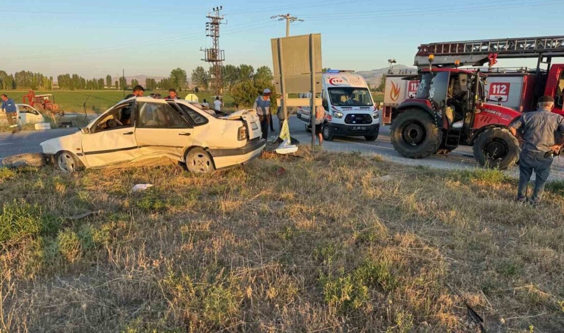Afyonkarahisar’da otomobil ile traktörün kavşakta çarpışması sonucu yaşanan trafik kazasında
