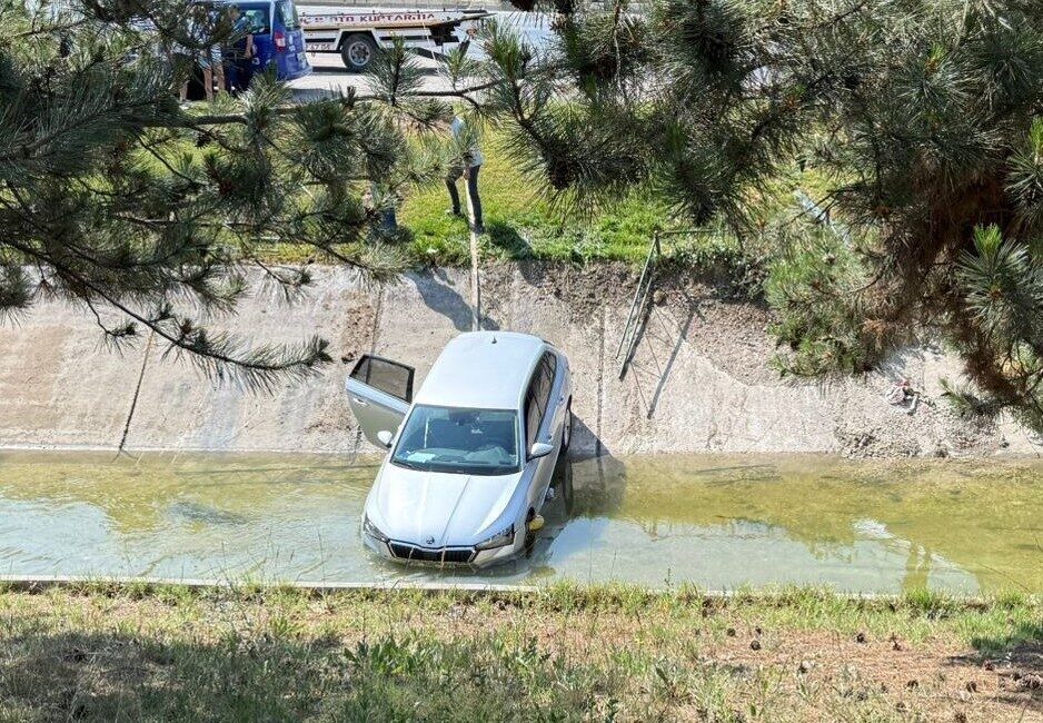 Eskişehir’de kontrolden çıkan bir otomobil, bariyerleri aşarak sulama kanalına uçtu.