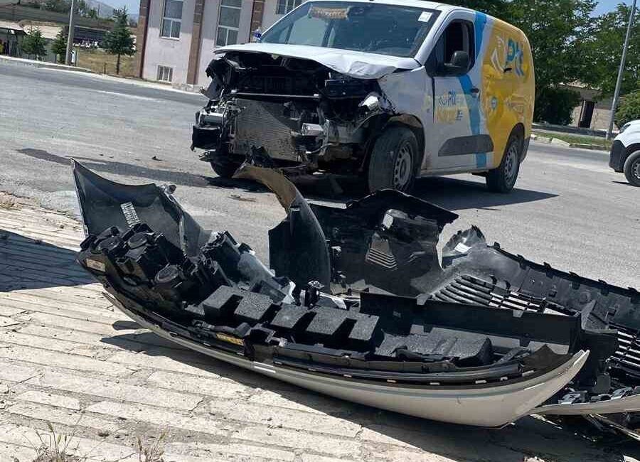 Afyonkarahisar’da otomobilin kamyonet ile çarpıştığı kazada 1 kişi yaralandı. Kaza,