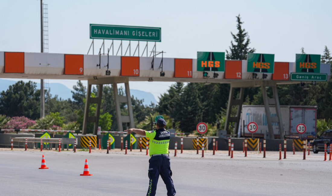 - Trafik güvenliğini sağlamak için görev yapan otoyol jandarması, bayram
