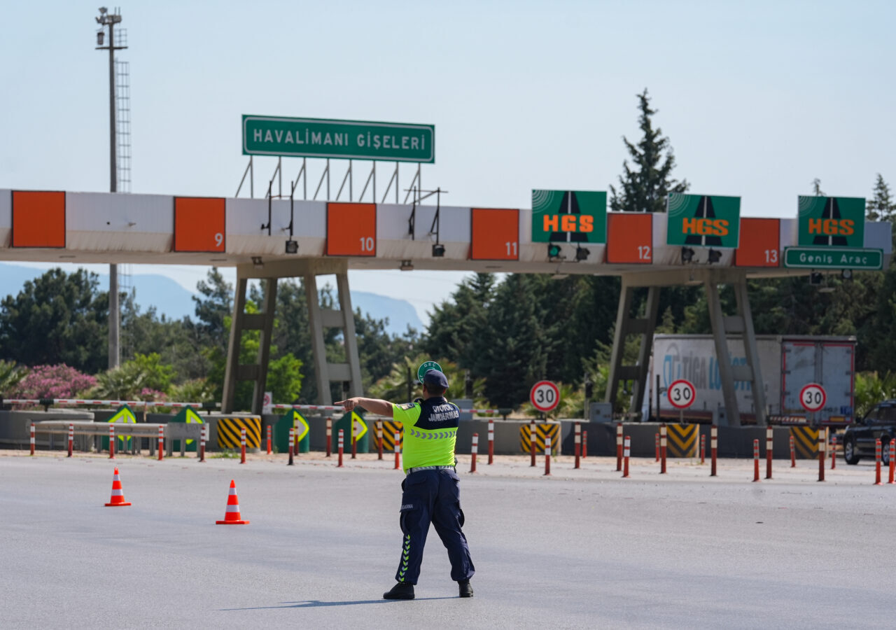 - Trafik güvenliğini sağlamak için görev yapan otoyol jandarması, bayram