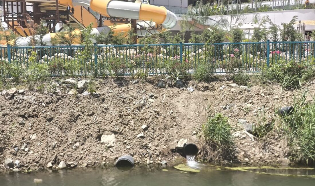 - Fethiye'de Özel Çevre Koruma Bölgesi'nde bulunan Karataş Plajı'ndaki aynı
