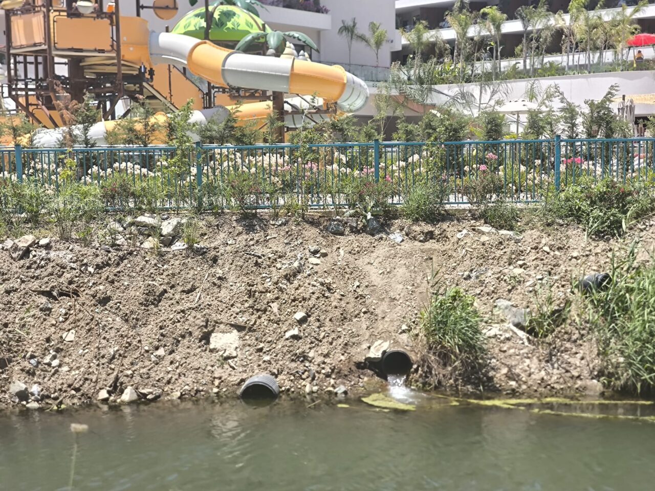 - Fethiye'de Özel Çevre Koruma Bölgesi'nde bulunan Karataş Plajı'ndaki aynı