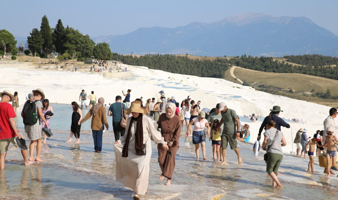​​​​​​​DENİZLİ (AA) – Türkiye'nin önemli turizm merkezlerinden Pamukkale'de, Kurban Bayramı