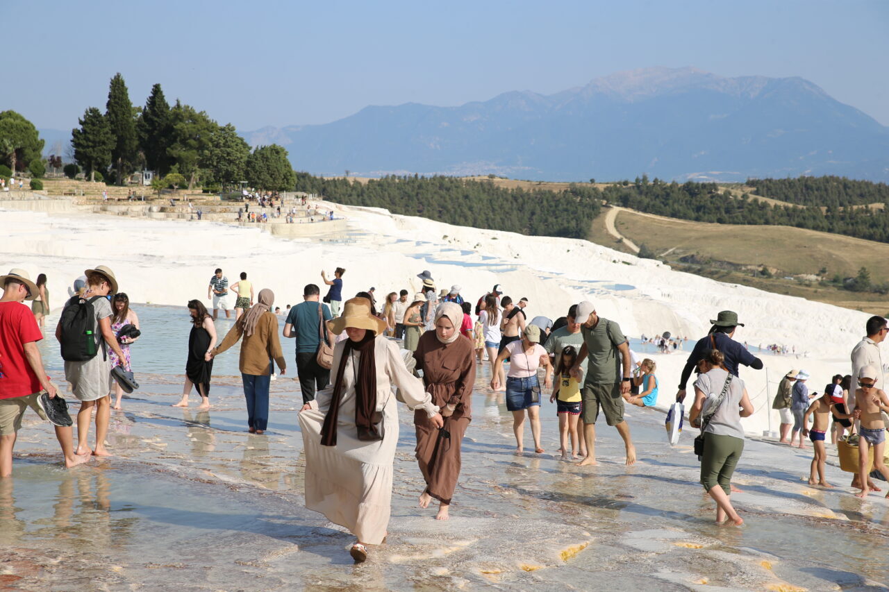 ​​​​​​​DENİZLİ (AA) – Türkiye'nin önemli turizm merkezlerinden Pamukkale'de, Kurban Bayramı
