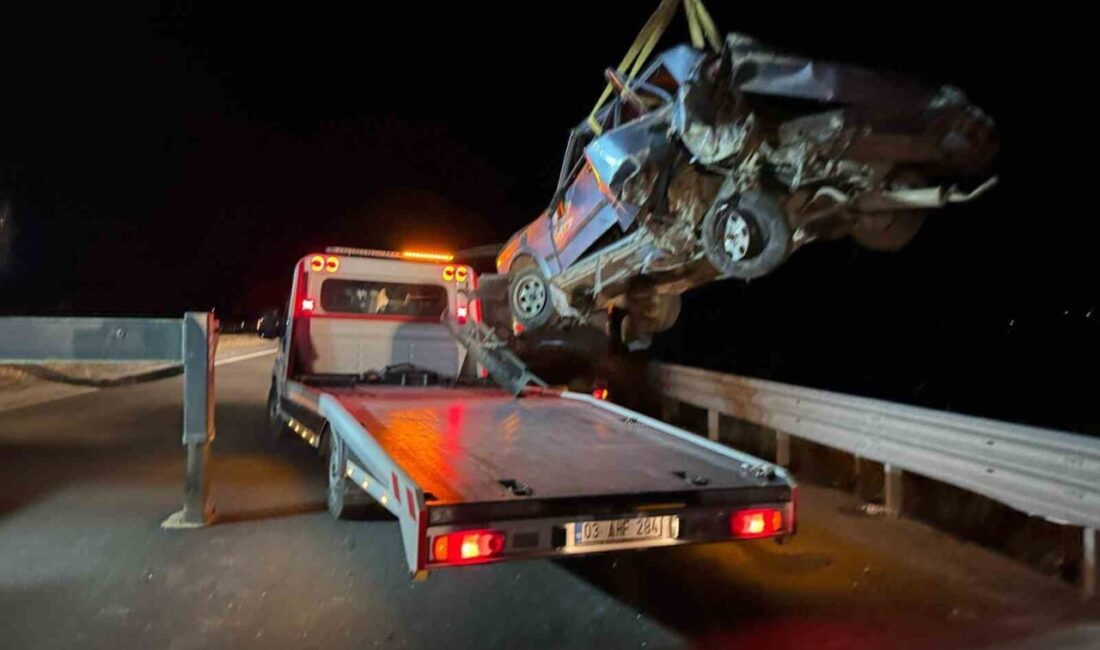 Afyonkarahisar’da minibüsün çarptığı ve ardından şarampole girerek parçalanan otomobilde 1