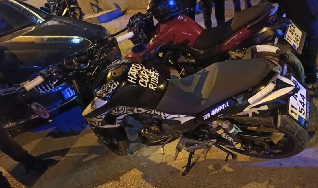 Bilecik’te geçtiğimiz gece bir park içindeki yaya yolunda motosikletle gezenlere