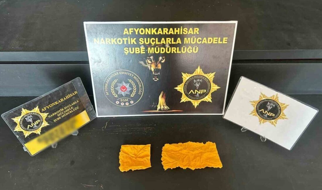Afyonkarahisar’da 3 adet peçeteye emdirilmiş uyuşturucu ile yakalanan 3 kişi