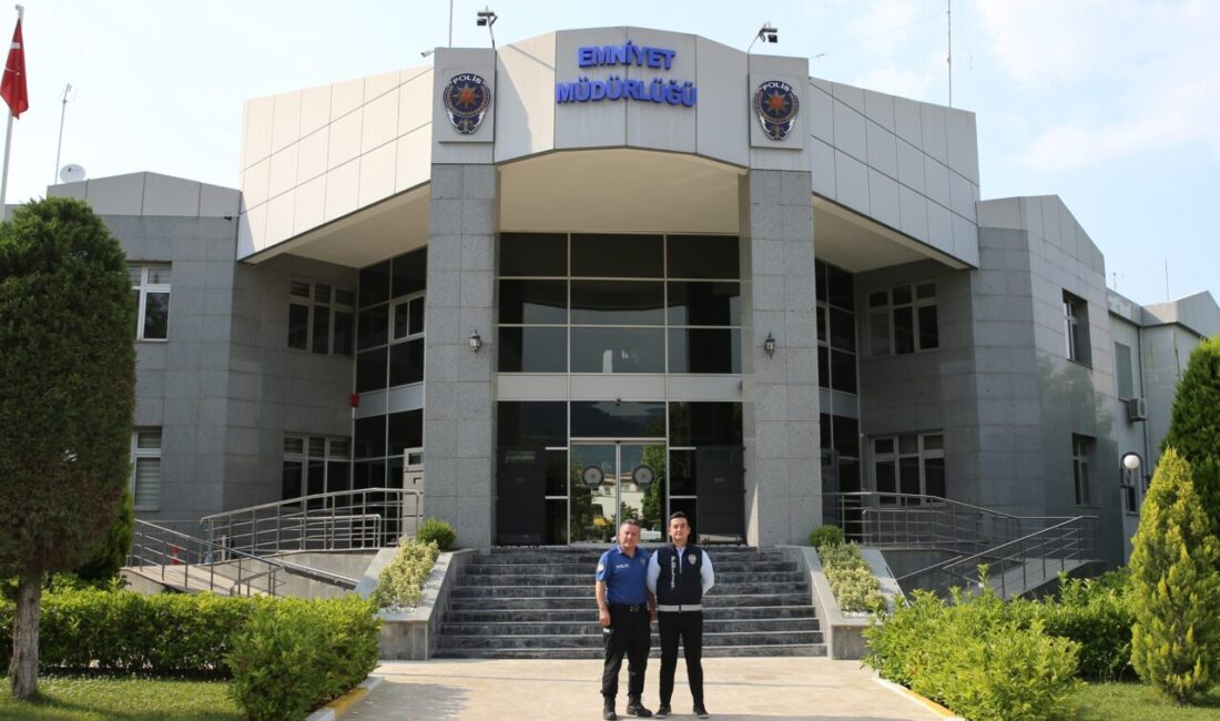 - Polis memuru baba Halil Çelik:
- "Baba oğul dirsek dirseğe