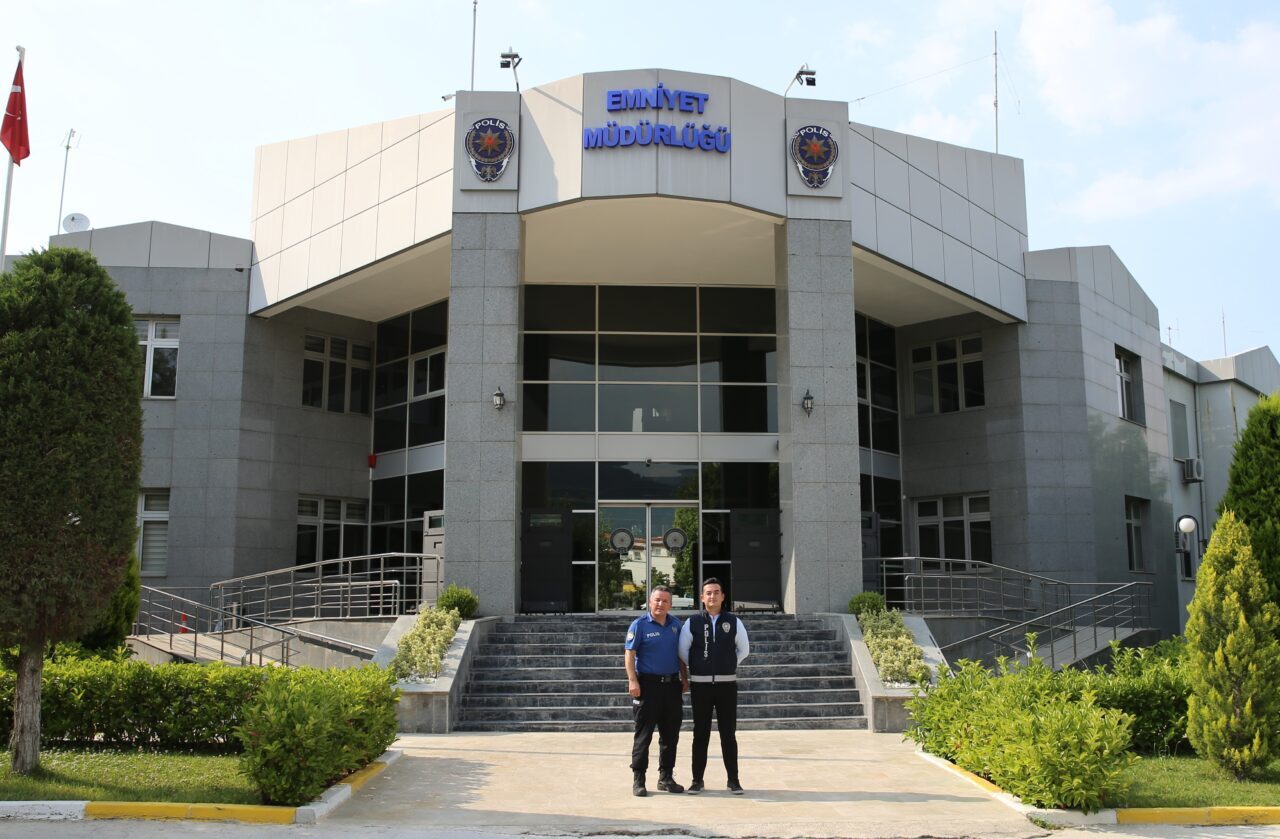 - Polis memuru baba Halil Çelik:
- "Baba oğul dirsek dirseğe