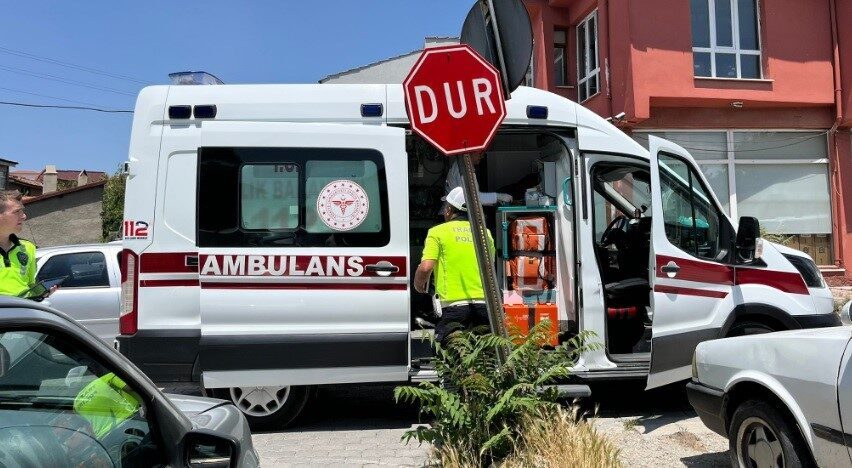 Kütahya’nın Tavşanlı ilçesinde iki otomobilin çarpışması sonucu meydana gelen trafik