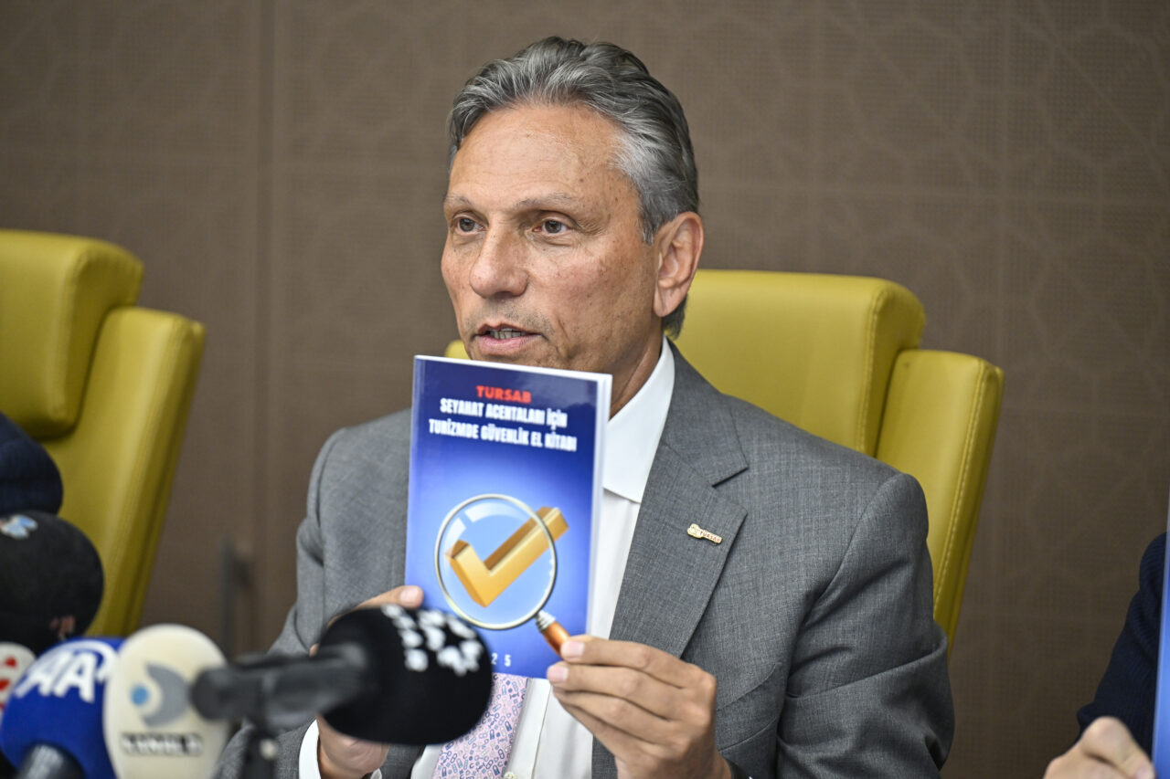 - TÜRSAB Yönetim Kurulu Başkanı Firuz Bağlıkaya:
- "Seyahat edenlerle, seyahat