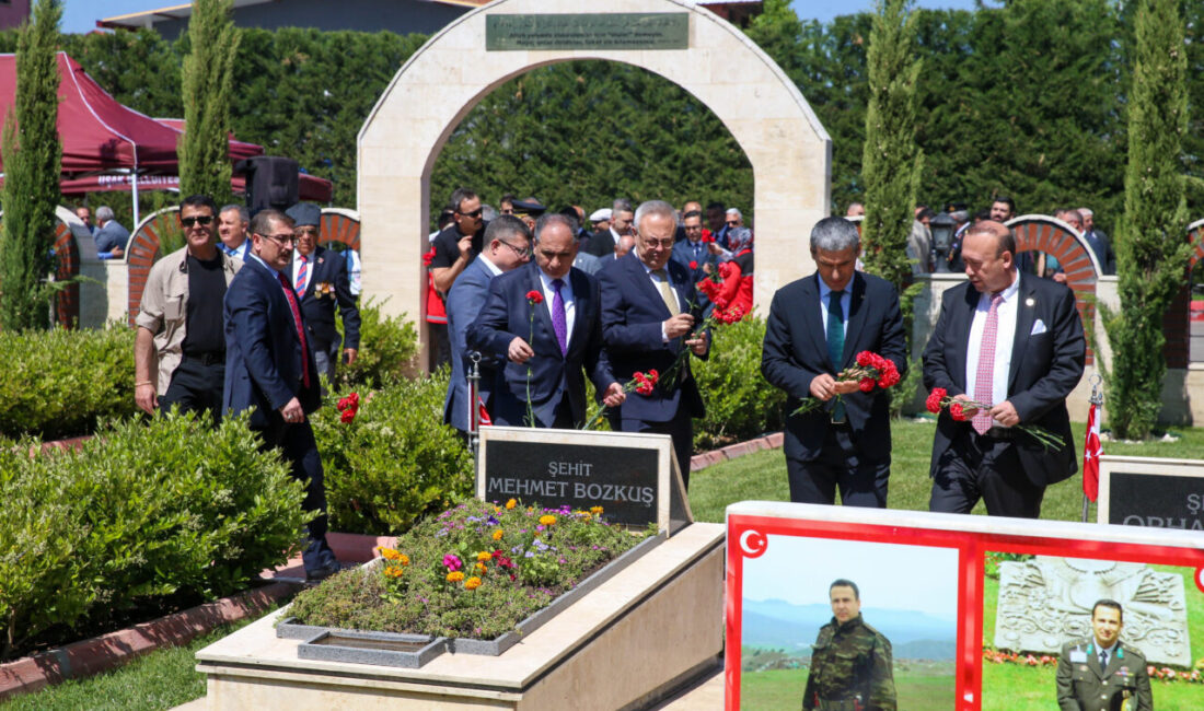 UŞAK (AA) – Uşak'ta, Kurban Bayramı arifesinde şehitlik ziyareti gerçekleştirildi.