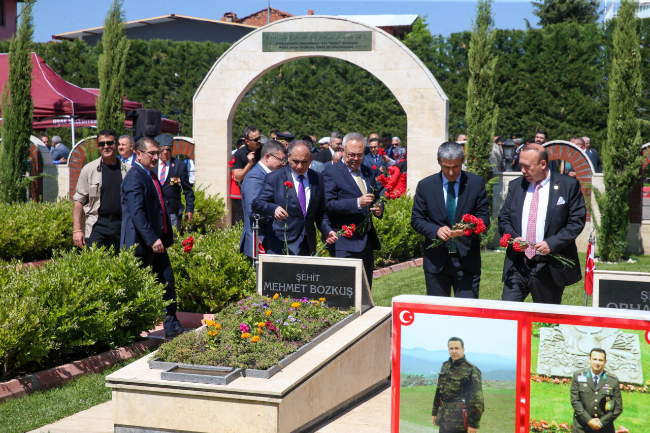 UŞAK (AA) – Uşak'ta, Kurban Bayramı arifesinde şehitlik ziyareti gerçekleştirildi.