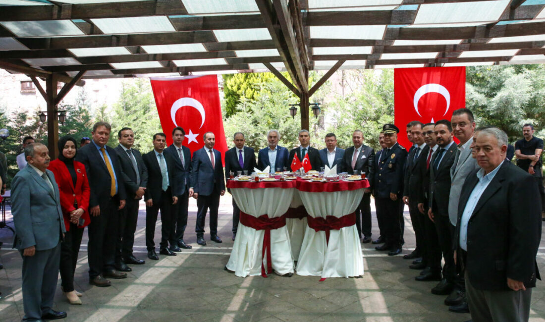 UŞAK (AA) – Uşak'ta Kurban Bayramı dolayısıyla düzenlenen programda Vali