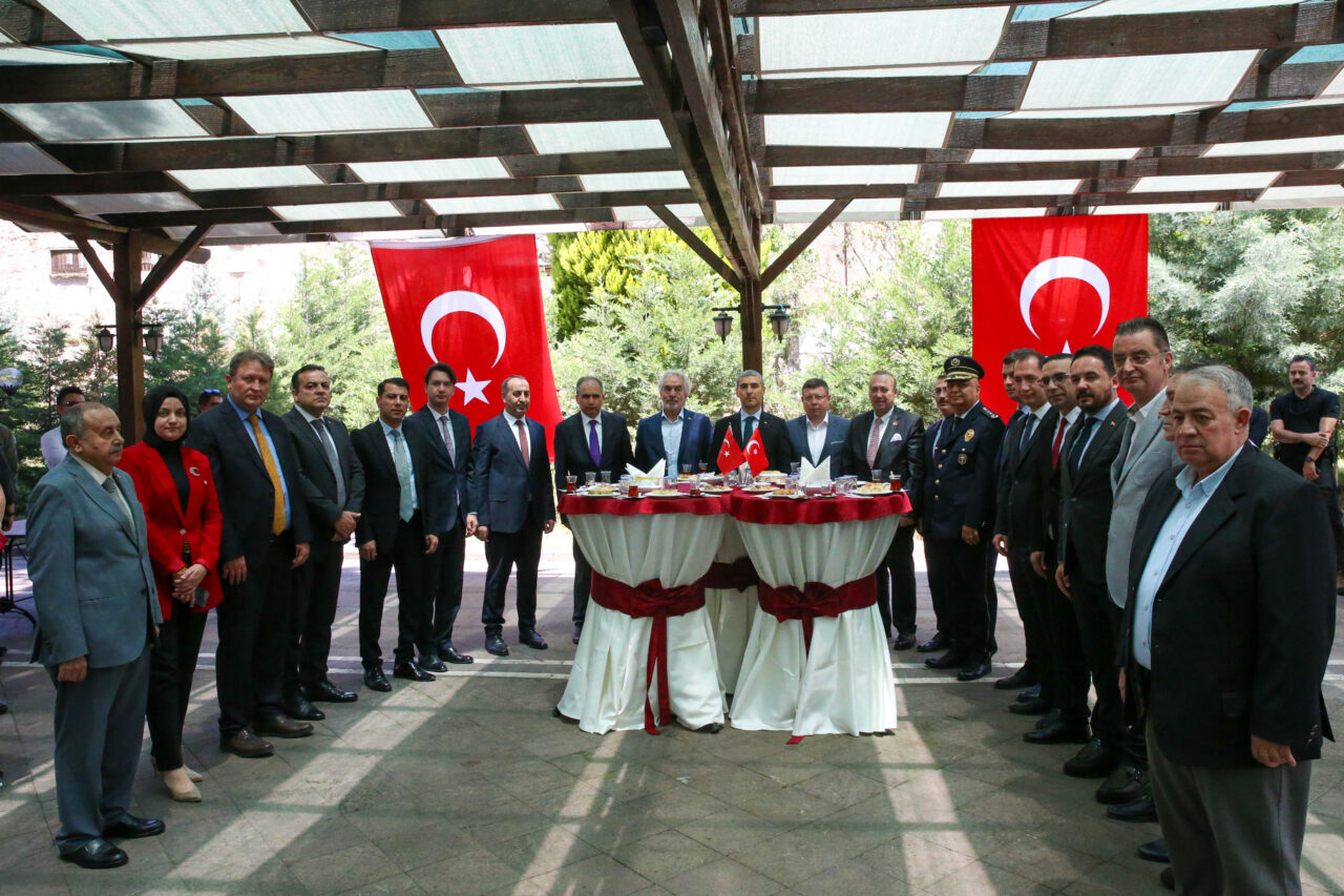 UŞAK (AA) – Uşak'ta Kurban Bayramı dolayısıyla düzenlenen programda Vali