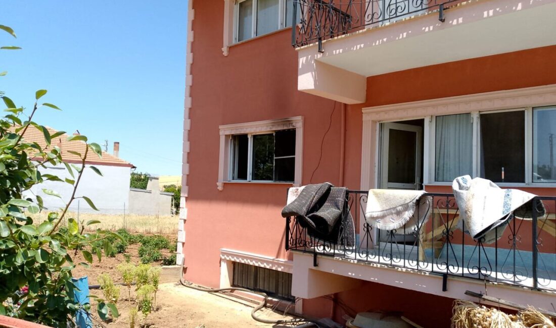 UŞAK (AA) – Uşak'ın Eşme ilçesinde bir evde çıkan yangında