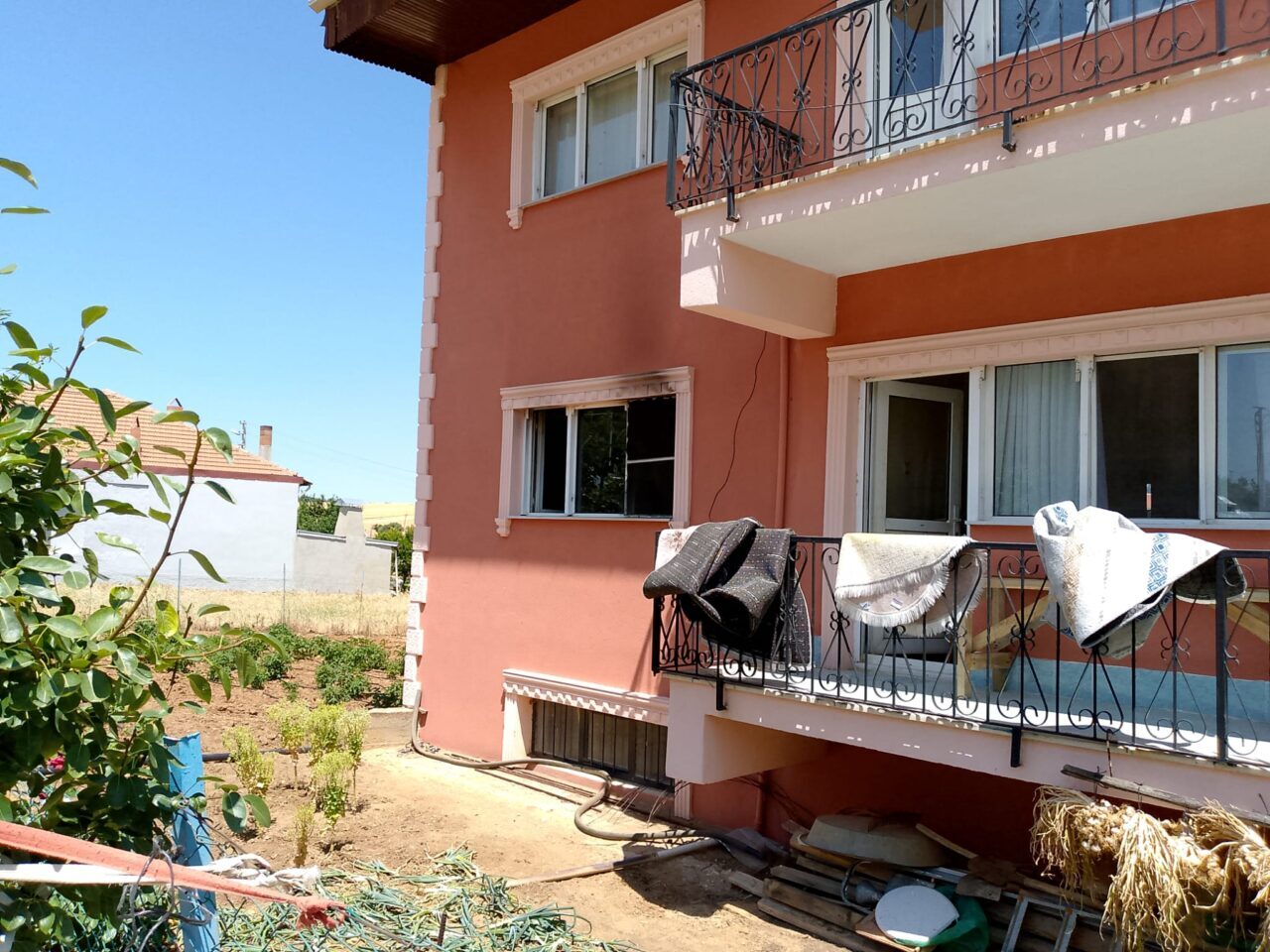 UŞAK (AA) – Uşak'ın Eşme ilçesinde bir evde çıkan yangında