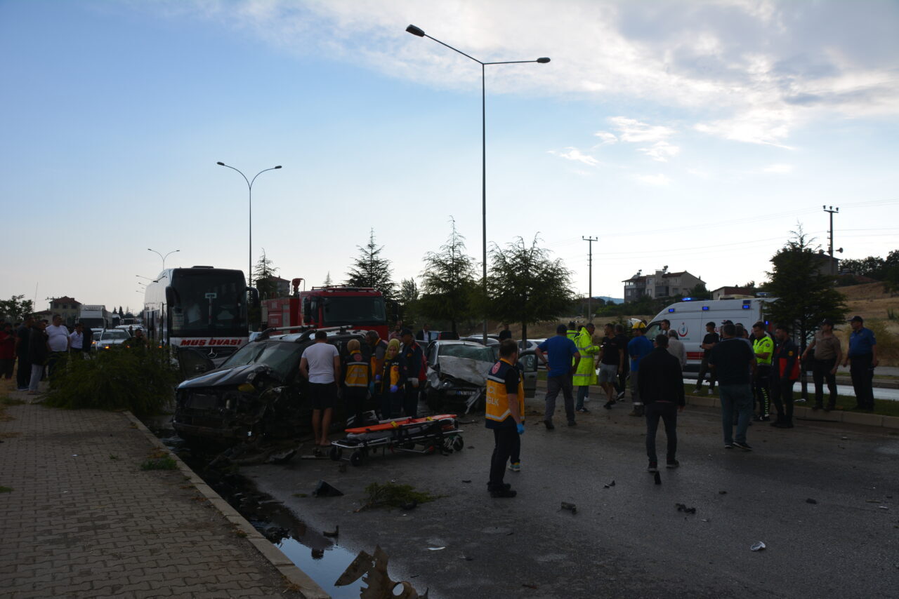UŞAK (AA) – Uşak'ın Banaz ilçesinde otomobilin karşı şeride geçip
