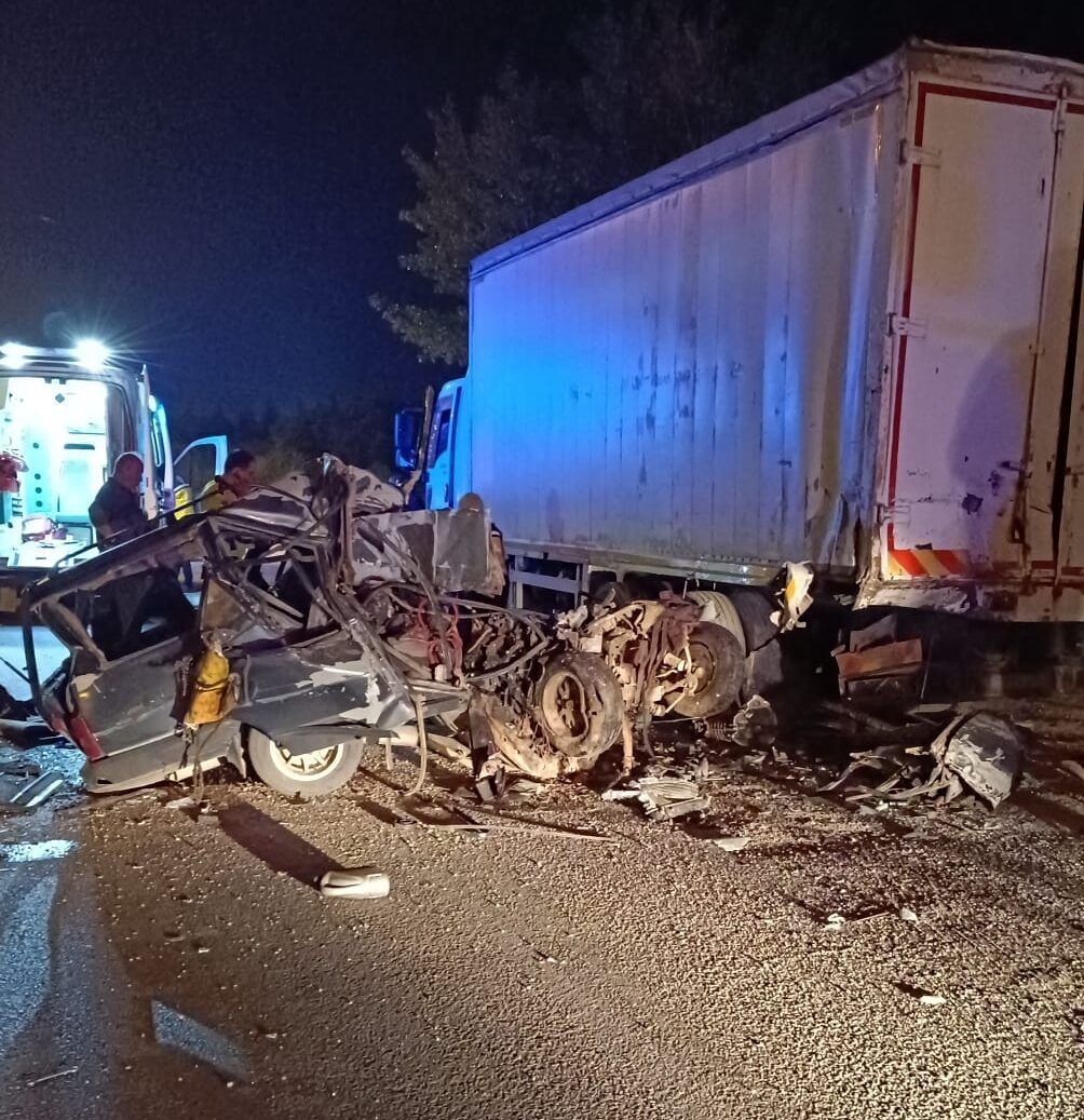 UŞAK (AA) – Uşak'ın Banaz ilçesinde park halindeki kamyona çarpan