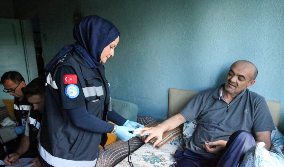- Aralarında doktorların bulunduğu uzman ekipler, hastaları evlerinde muayene ediyor,