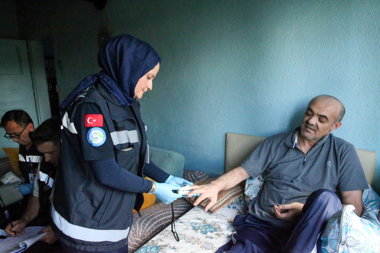 - Aralarında doktorların bulunduğu uzman ekipler, hastaları evlerinde muayene ediyor,