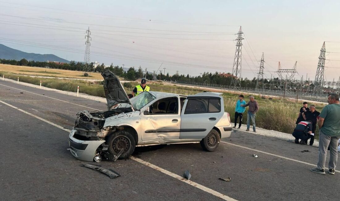 UŞAK (AA) – Uşak'ta refüje çarparak takla atan otomobildeki 3