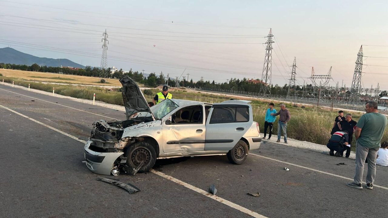 UŞAK (AA) – Uşak'ta refüje çarparak takla atan otomobildeki 3