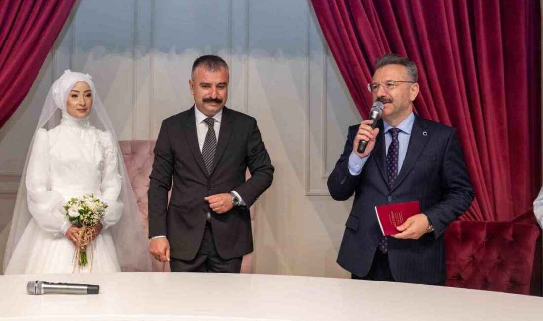 Eskişehir Valisi Hüseyin Aksoy, yeni evlenen Aile ve Sosyal Hizmetler