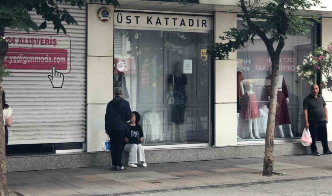Eskişehir’de yağmura hazırlıksız yakalanan vatandaşlar kendilerini korumak için dükkan ve