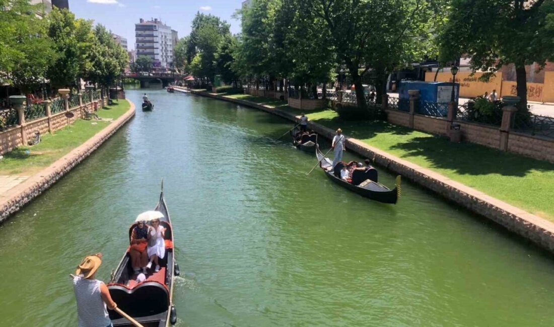Eskişehir’de yaz mevsiminin gelmesiyle birlikte gondol seferlerine vatandaşların talepleri arttı.