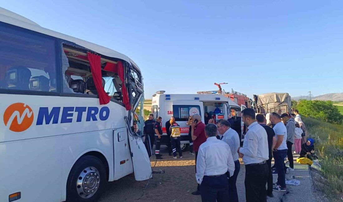Afyonkarahisar’da otobüs, tır ve iki otomobilin karıştığı zincirleme trafik kazasında