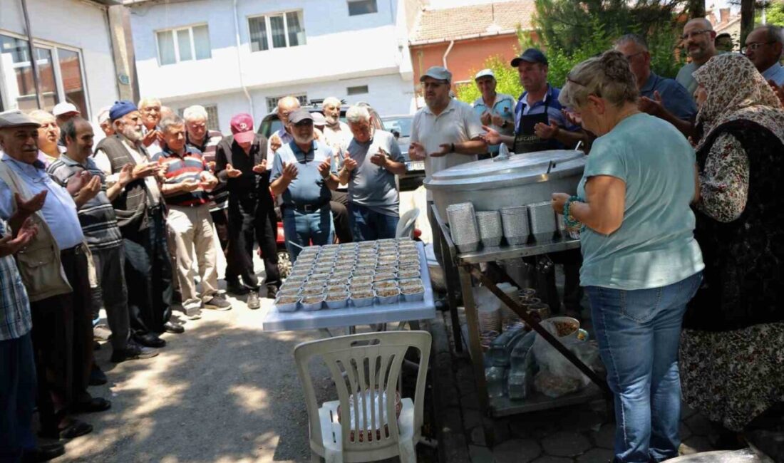 Eskişehir’in Yeşiltepe mahallesindeki vatandaşlara 10 yıldır düzenli olarak aşure ikram