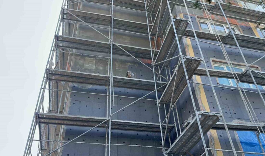 Eskişehir’de 8 katlı bir apartmanın dış cephesine kardeşi ile birlikte