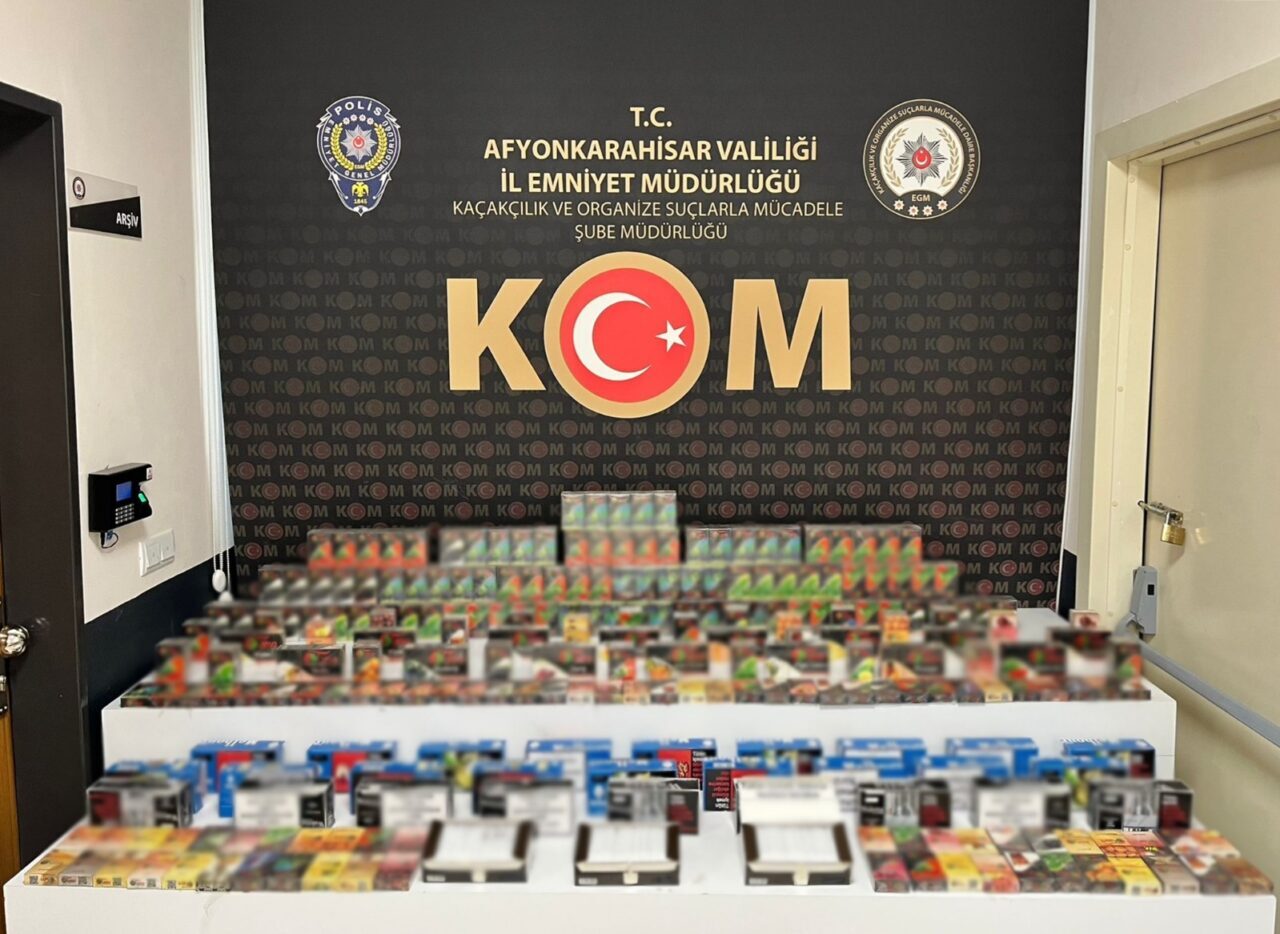 AFYONKARAHİSAR (AA) – Afyonkarahisar'da 6 bin makaron (filtreli sigara kağıdı)