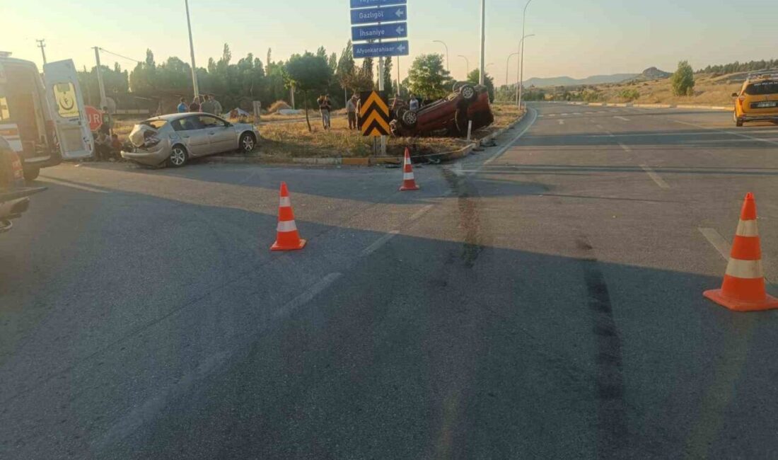 Afyonkarahisar’ın İhsaniye ilçesinde hafif ticari araç ile otomobilin çarpışması sonucu