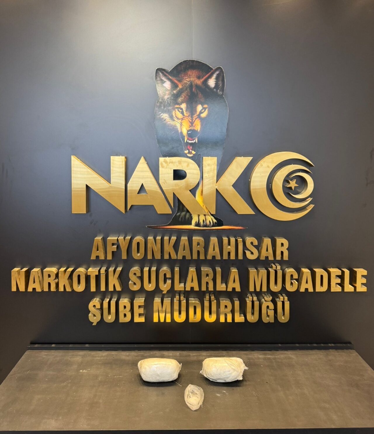 AFYONKARAHİSAR (AA) – Afyonkarahisar'da otomobilinde uyuşturucu ele geçirilen zanlı tutuklandı.