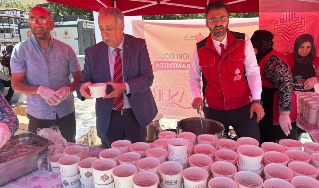 AFYONKARAHİSAR (AA) – Afyonkarahisar'da Vakıflar Bölge Müdürlüğünce, vatandaşlara aşure ikramında