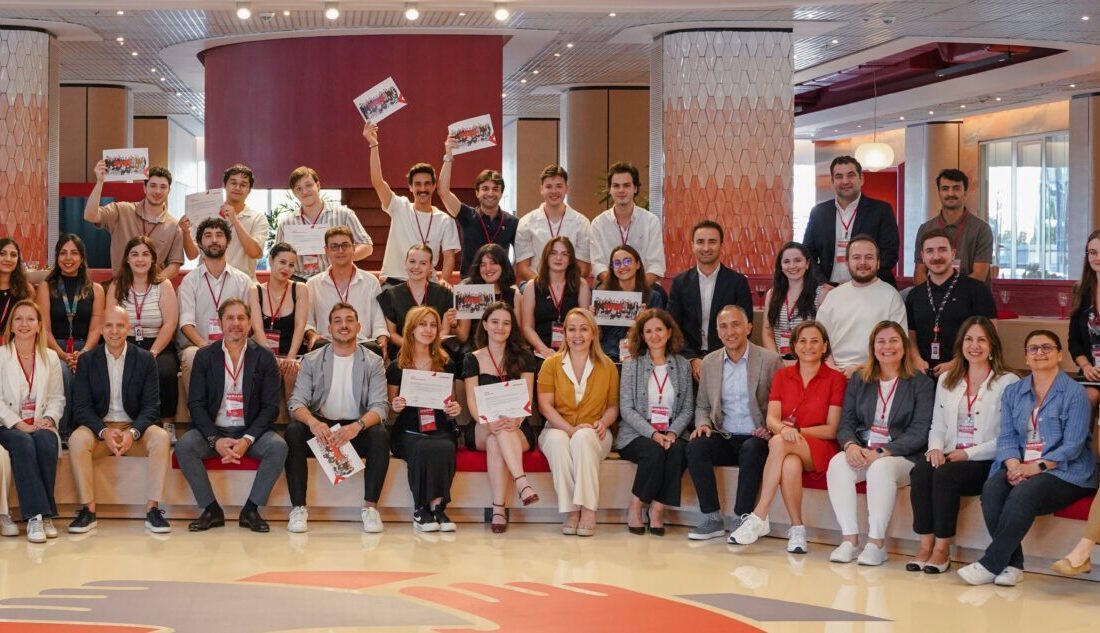 - Akbank İnsan ve Kültür Genel Müdür Yardımcısı Bülent Oğuz:
-